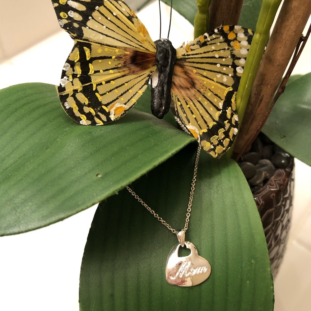 “MOM” 💼 Heart Silver Plated Pendant - Picture 4 of 10